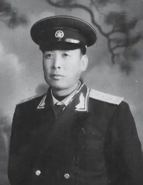 石井镇鬼子据点的酒肉香能飘出半条街，孟庆友裹着件皱巴巴的伪军棉袄，腰上别着把锈迹