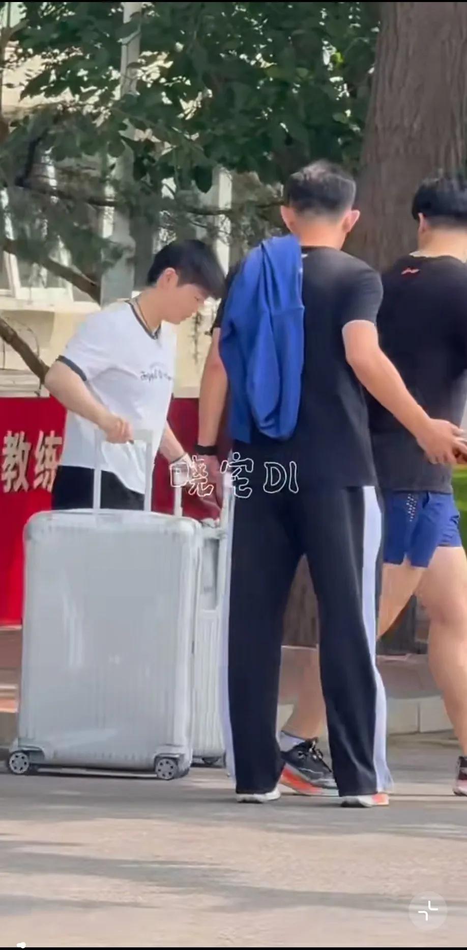 莎莎征战美利坚，山无遮、海无拦！期待你从大洋彼岸荣耀归来！帮莎宝推箱子的是谁