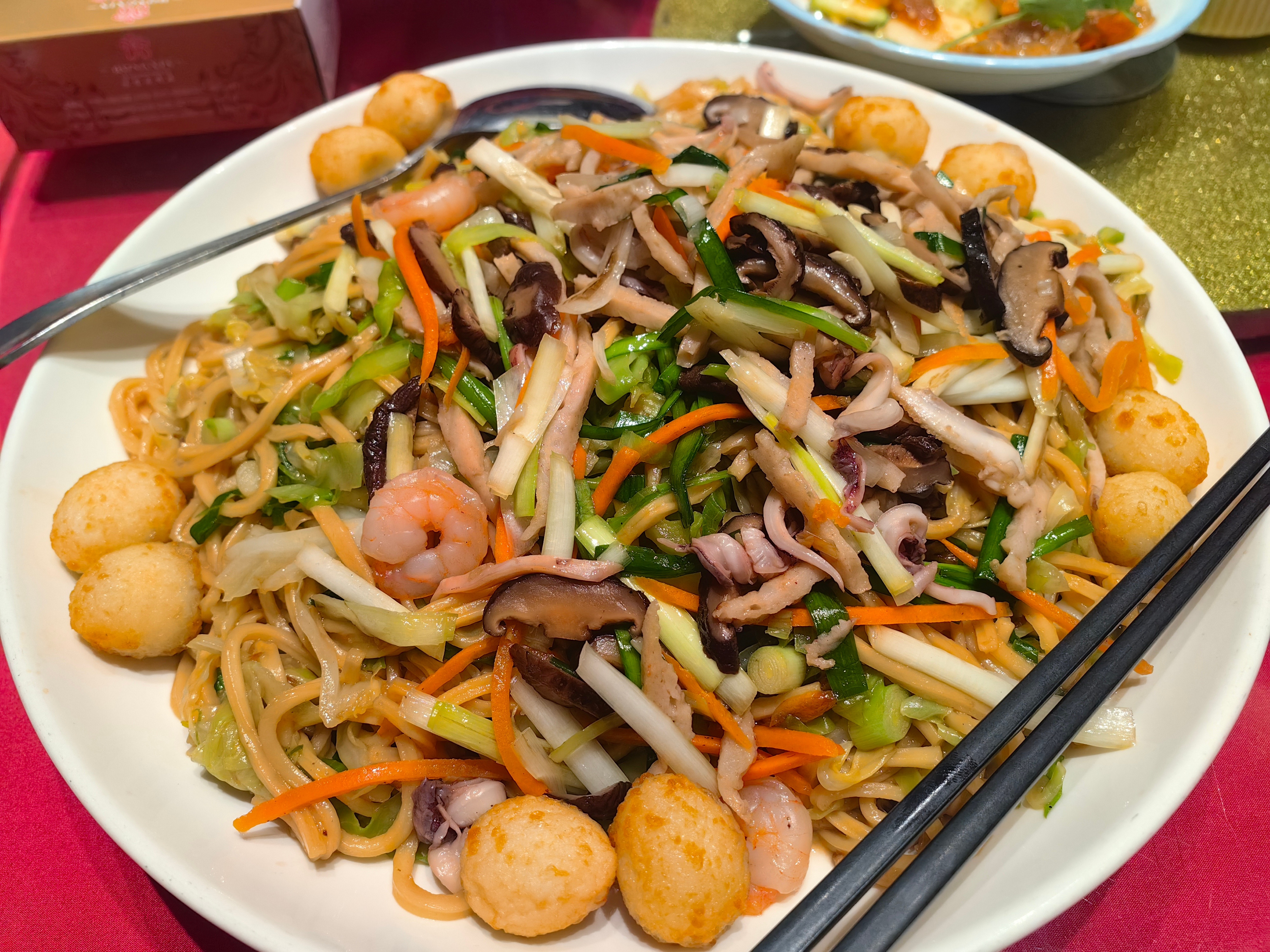 家常菜红膏蟹，石锅鲍鱼片，小九节，伊面，醋鳗鱼，鱼汤，叉烧海蜇头，鱿鱼，金豆腐