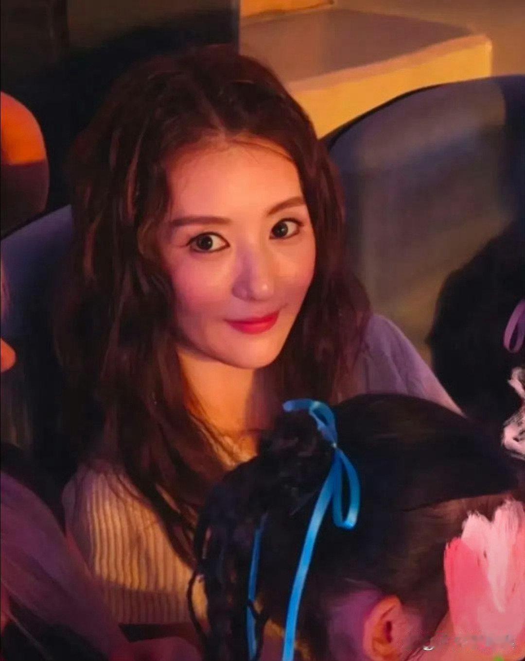 方媛带着外婆，还有两个女儿，现身郭富城的杭州演唱会，化着精致的妆容，穿搭得体，“天王嫂”的范儿十足。