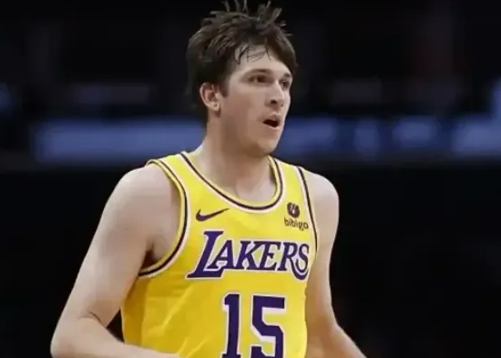 湖人主帅雷迪克接受了记者采访，谈到了奥斯汀-里夫斯。雷迪克表示，里夫斯今天上午