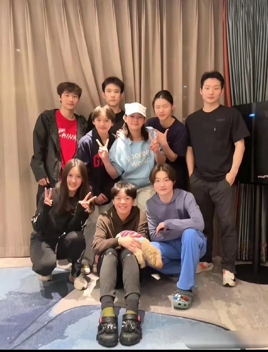 全红婵19岁生日，看看人家的交际圈子，所以不要再说全红婵胖了，不好看了，就冲着人