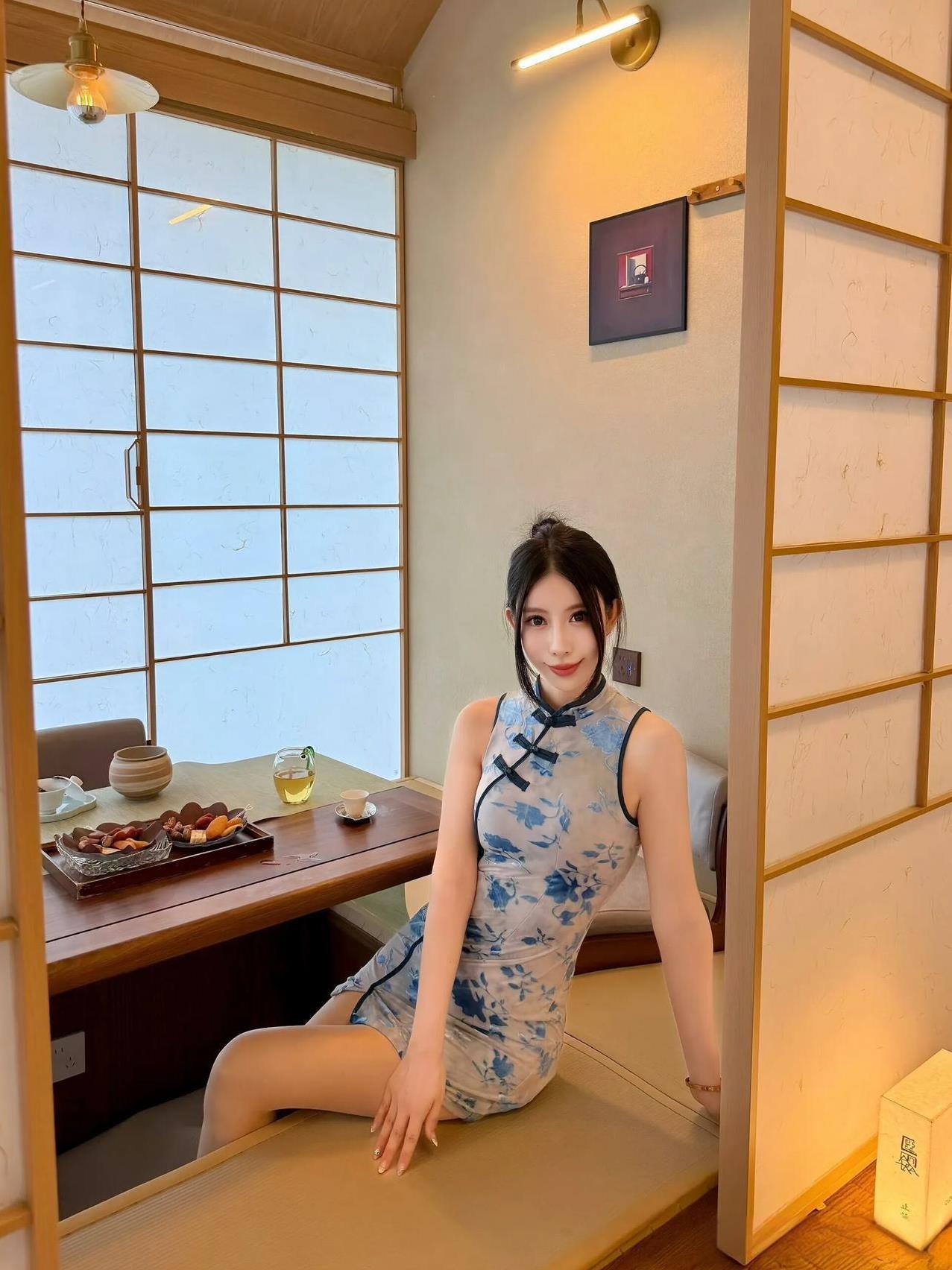 蓝印花旗袍裹身，董小白于茶室绘雅，古韵柔媚交织，一步一诗韵