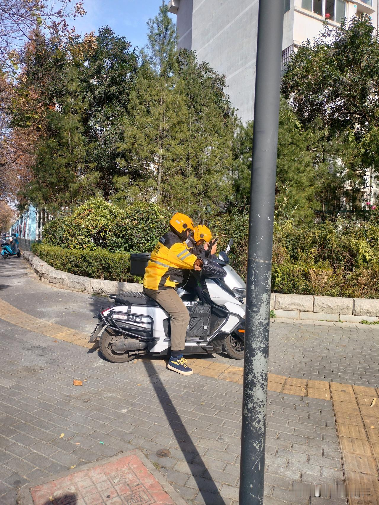 建议外卖平台把年龄限制在30岁以上实拍：中午12：35分，两个外卖小哥在太