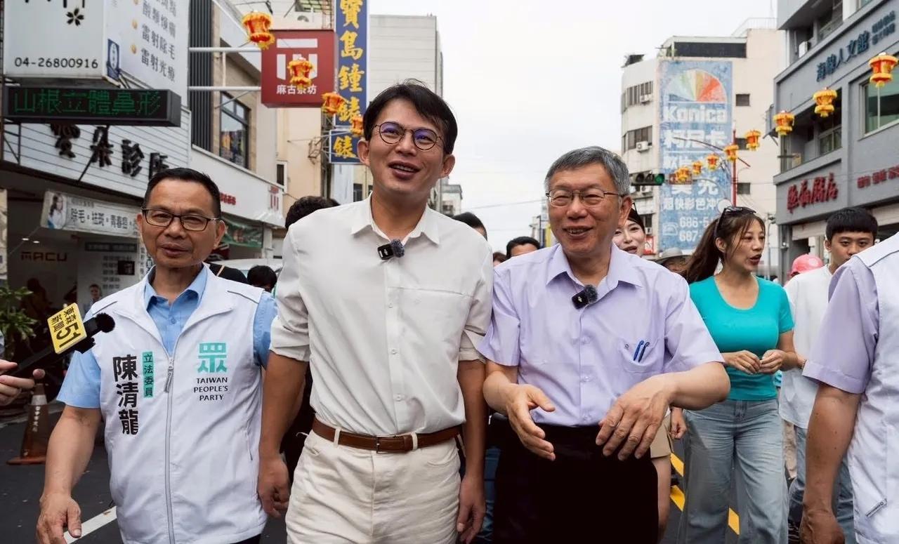 看来黄国昌和柯文哲丝毫不受李贞秀事件的影响，黄国昌称，他和柯文哲去了北港，感受到