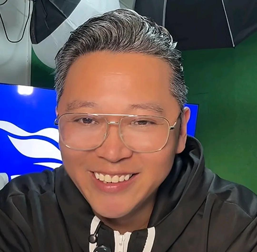 媒体人周亮建议，其实上海申花球迷没必要再记恨于根伟指导了。周亮在直播时表示，现