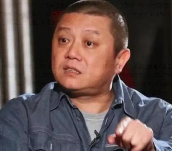 19年前，王朔在《锵锵三人行》谈到台海问题时，突然抛出一个大胆思路：不急着登陆，