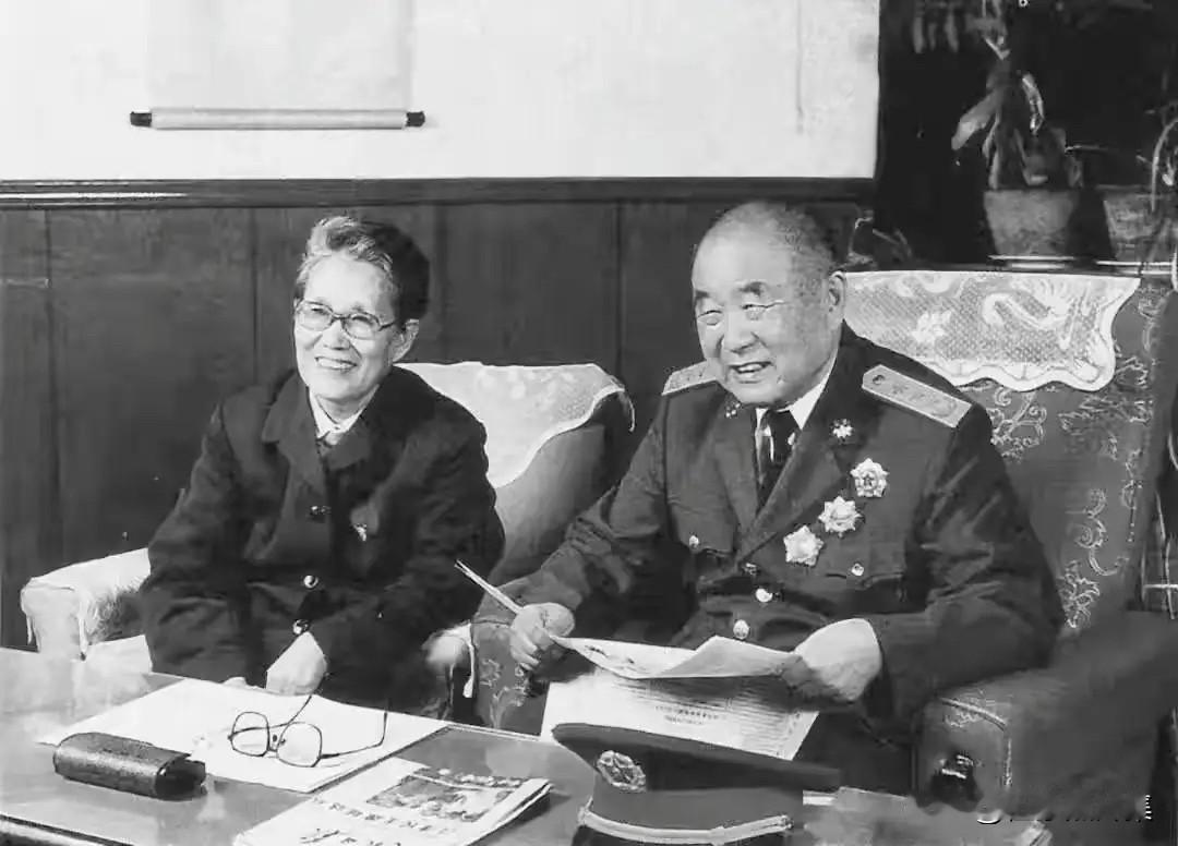 上世纪八十年代末，国防大学政委李德生将军（右）与夫人曹云莲的合影。作为国防大学首