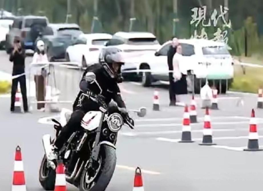 张雪那台冠军车820RR，在南京办了第一场试驾会。现场有个女骑手，钱都交了，车