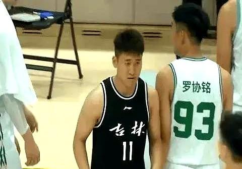 吉林男篮的姜伟泽最近说了，新赛季他肯定全力以赴。网上不少球迷就说了，国家队现在缺