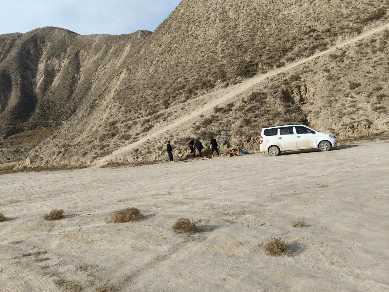 昨天兰州天气是阳光明媚，我和战友一起去爬山，从山上往下看有几个中年人开了一辆面包