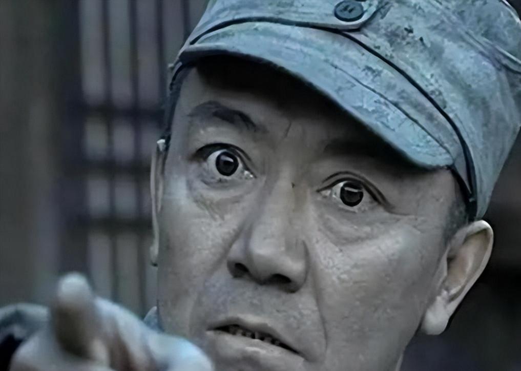 2004年，《亮剑》导演陈健带着50万片酬邀请唐国强出演李云龙。遭到婉拒后，导演