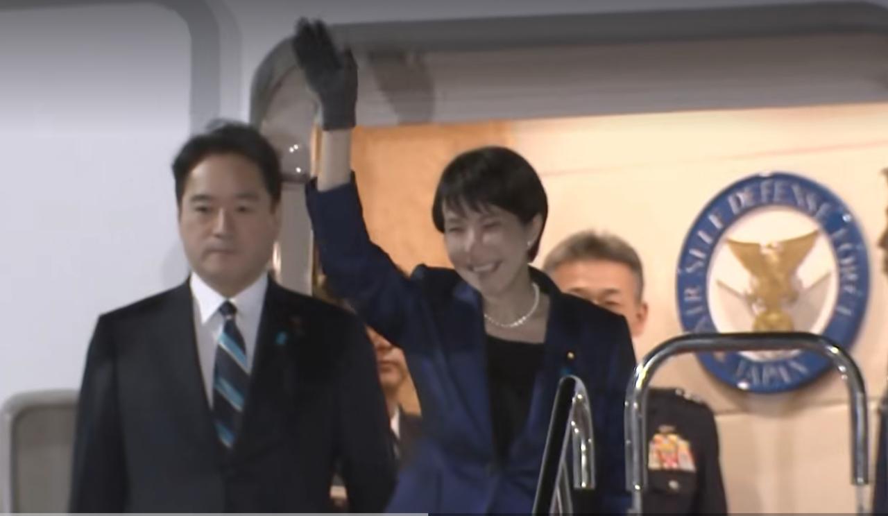 高市早苗乘专机见特朗普去了，这一细节相当罕见。令人惊奇的是，高市出奇意料的改