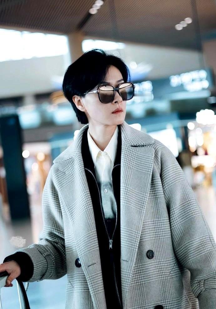 终于懂了为啥她被称为穿搭高手。万茜最近那套格纹大衣造型，话题阅读量直接干到8