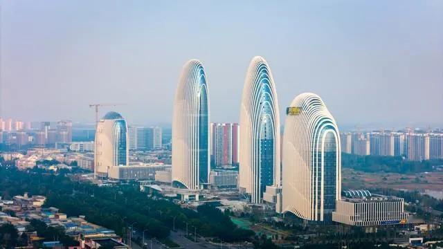 邢台第一高楼规划得很好的，这样一字排开，中间两幢远看有双子塔的感觉，最高一幢1