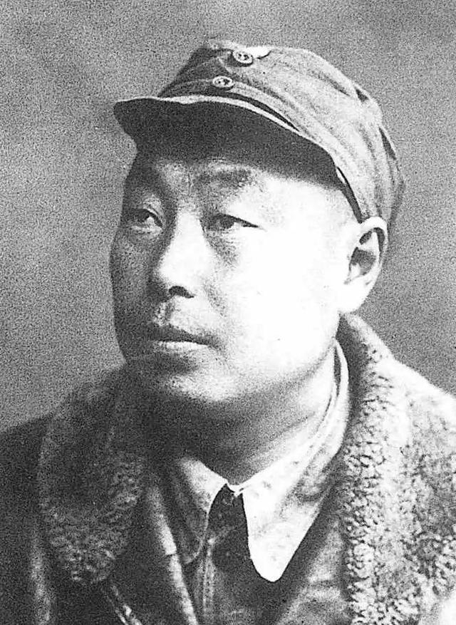 抗战中，日军师团长小川一郎率部进攻八路军，经过卧牛谷时，路中立一木牌，小川一看，