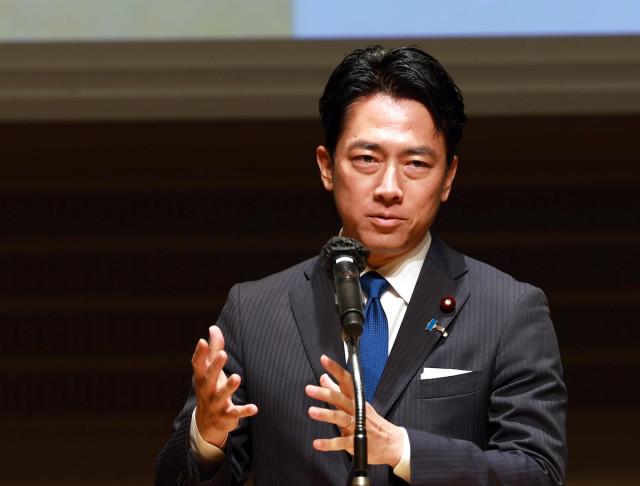 日本防卫大臣小泉在高纯社论坛上发表讲话，鼓吹日本现在面临得风险，声称要大力发展军
