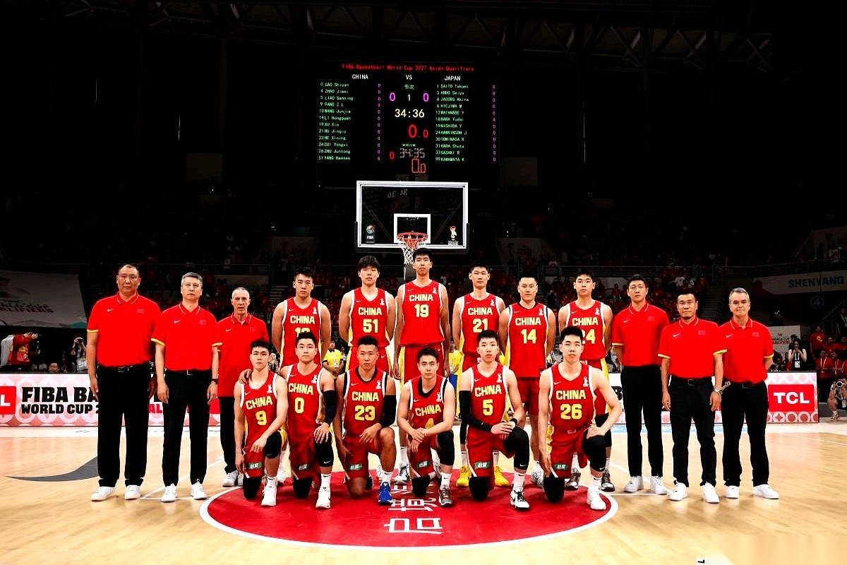 杨毅复盘男篮那场惨败，镜头直接给到了板凳席的尽头。场上，赵继伟、高诗岩一次次被