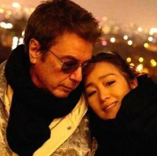 12月，巩俐与丈夫让-米歇尔·雅尔打卡北京中轴线，其丈夫雅尔在社交平台分享了一组