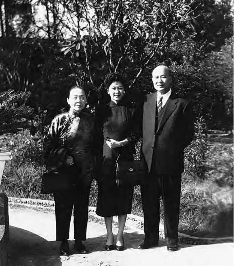 这张老照片，右为白崇禧，左边是夫人马佩璋，中间是大女儿白先智。50年代在台北，女