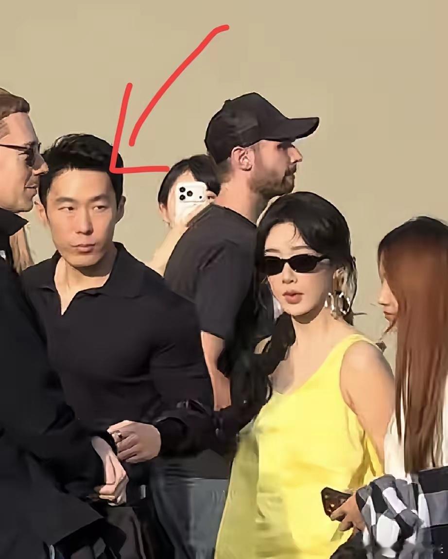 我只嫉妒杨紫一件事不是她资源好到巴黎刷脸也不是代言一个接一个，而是她旁边站的人，