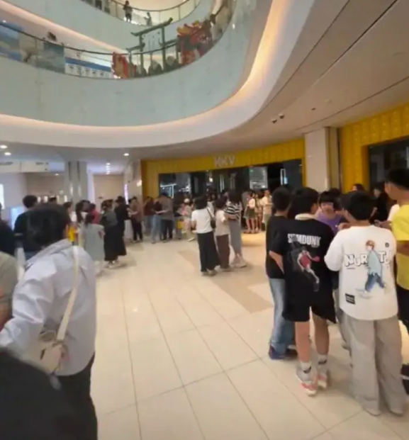 西安一商场店铺吊顶脱落致5人受伤，多部门介入6月1日下午4时许，西安经开区Ci