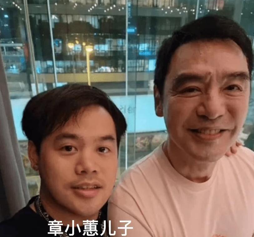 都说章小蕙女儿的脸，刻着母亲破产婚变的“压力咒”，我却只看到两个字：改命。生母