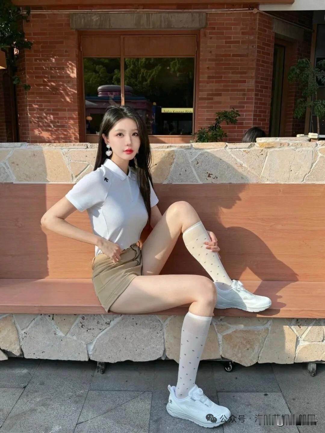 白色短袖下搭棕色短裙，有人说这穿出了初恋的感觉，你觉得呢？