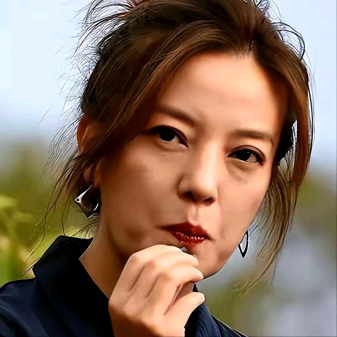 赵薇是娱乐圈不作就不会死的代表人物，一把王炸开局，却被自己打的稀碎。今天刷到赵