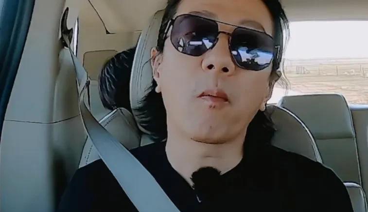 郑钧指着窗外对刘芸说：看，我的长发是马群甩动的鬃毛。妻子问他为什么留长发。他