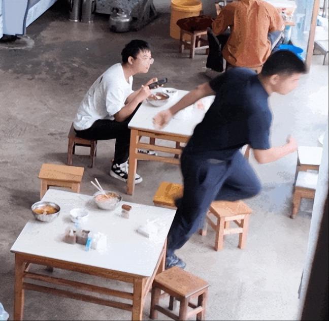 “都是讲究人”！云南保山两名民警在餐馆吃米线时，突然接到所里打来的紧急电话，两人