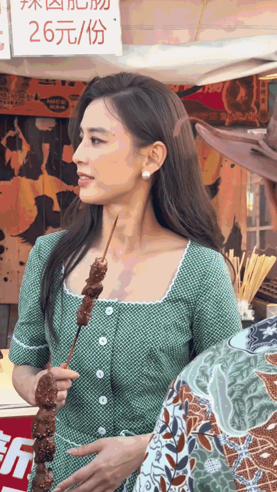 只有傻子才会相信女明星减肥靠什么食谱黄圣依拿个肉串走三里地才吃一口你三口一个