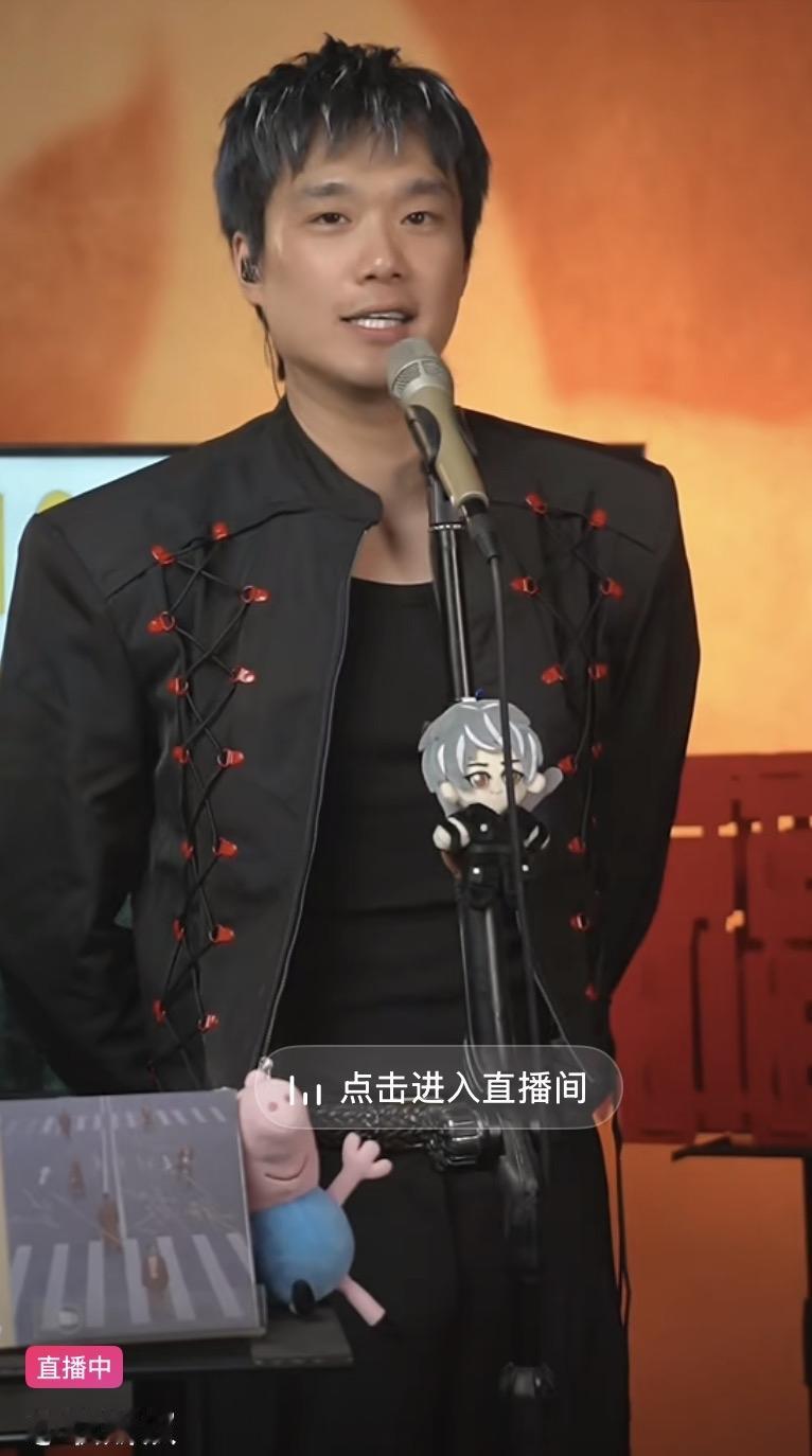 弹幕：你整容了吗？耿斯汉：我没有整容，整容对与错我不评价，我接受不了在自己脸上