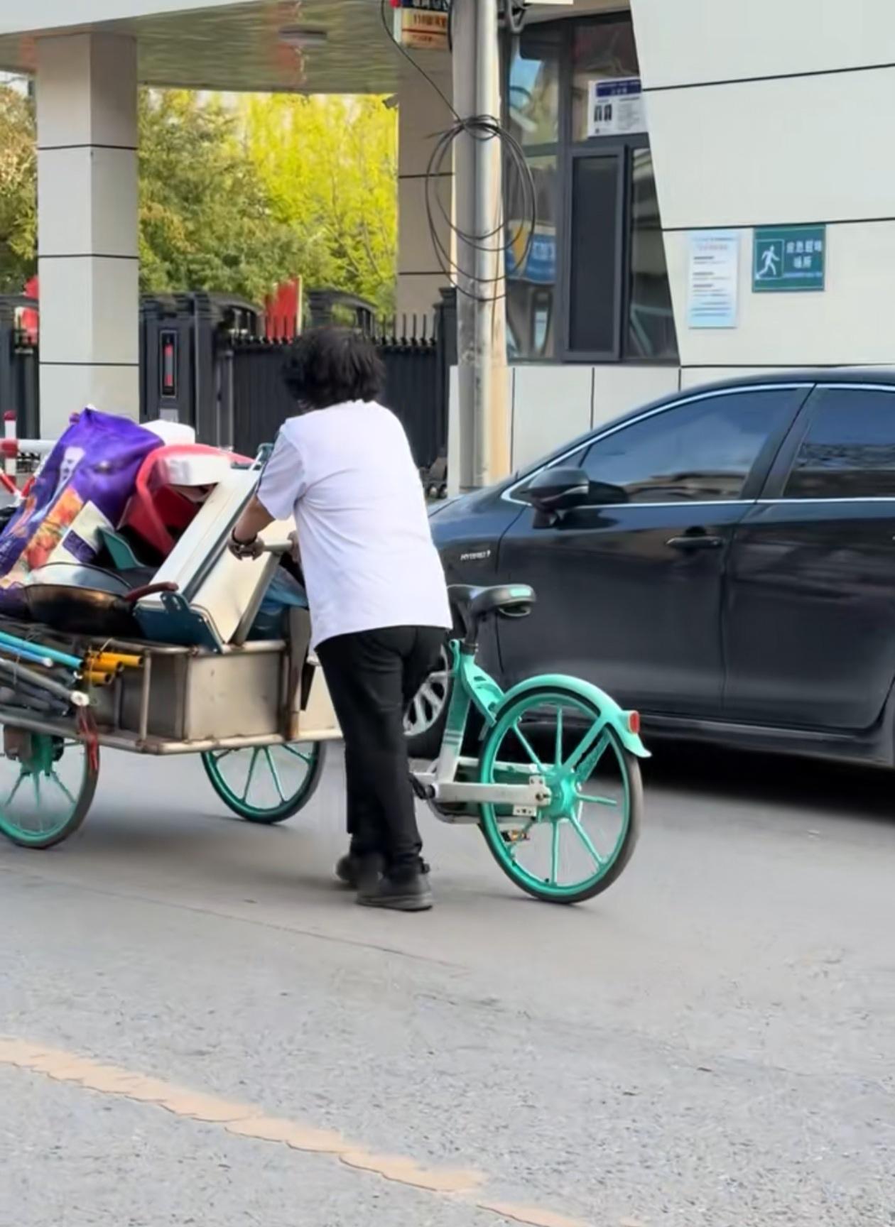 这个倒骑驴的改装成本真低呀，仅需要两辆共享单车的三个轮子，一个座椅，再焊上一个架