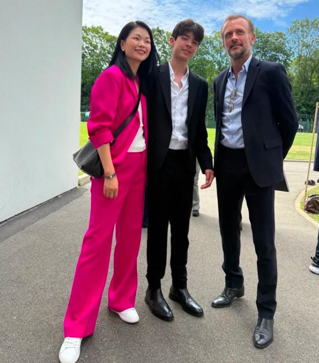 毕业典礼上，吕燕老公全程没笑，一丝笑意都没有。身边是她一米八的儿子，45岁的她脊