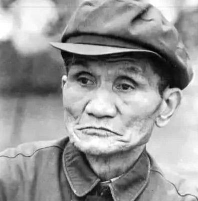 1947年冬，山东一户农家的女主人，将一些吃的递给门前的乞丐，乞丐没有接，开口的