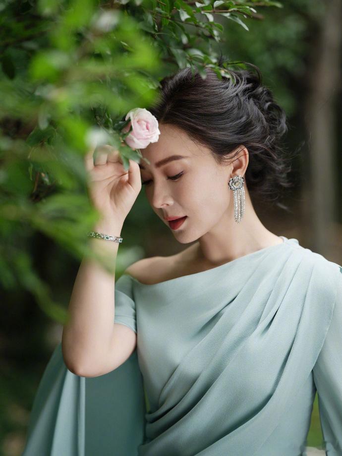 300亿美元是中美双方在贸易理事会框架下，原则同意对等降税的商品贸易规模。占中美贸易总额的比重根据现