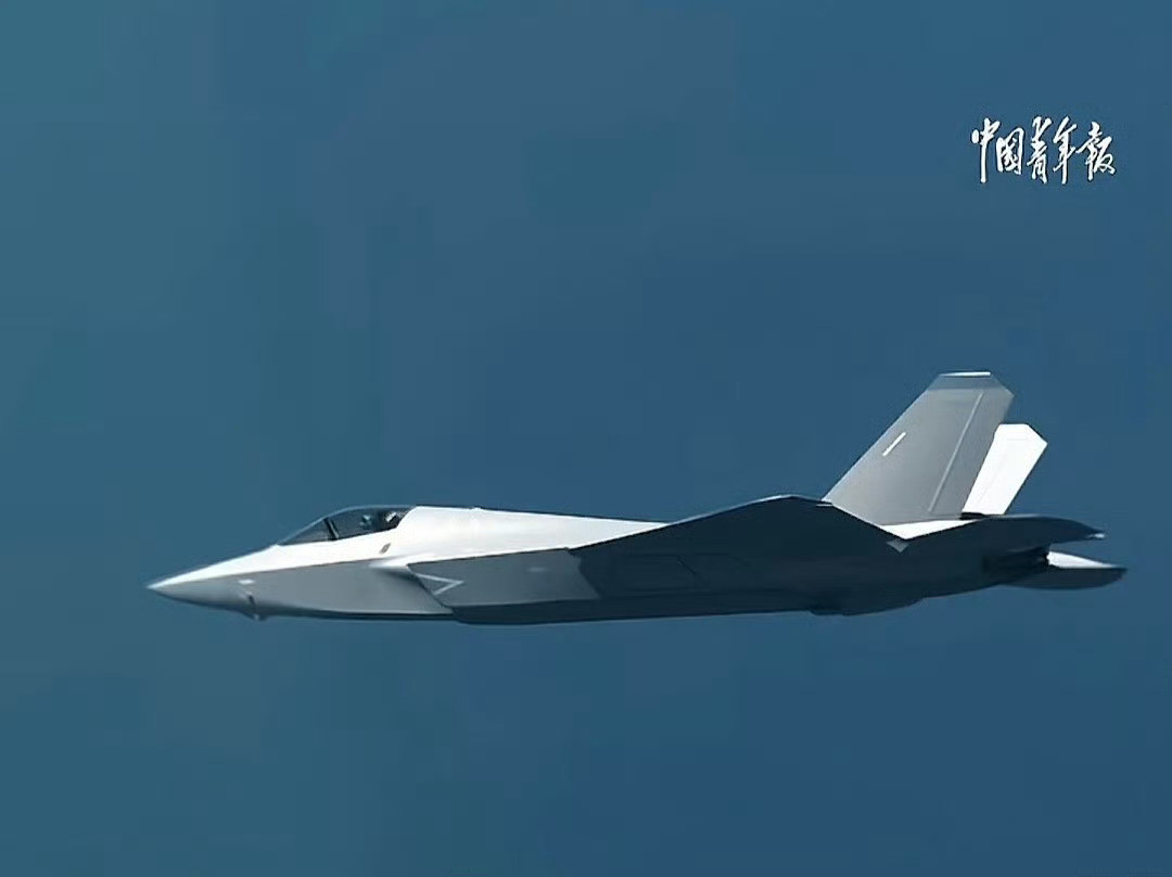 0011号量产型歼35舰载机[墨镜]它和0012号之前阅兵训练时就被拍到了[挖