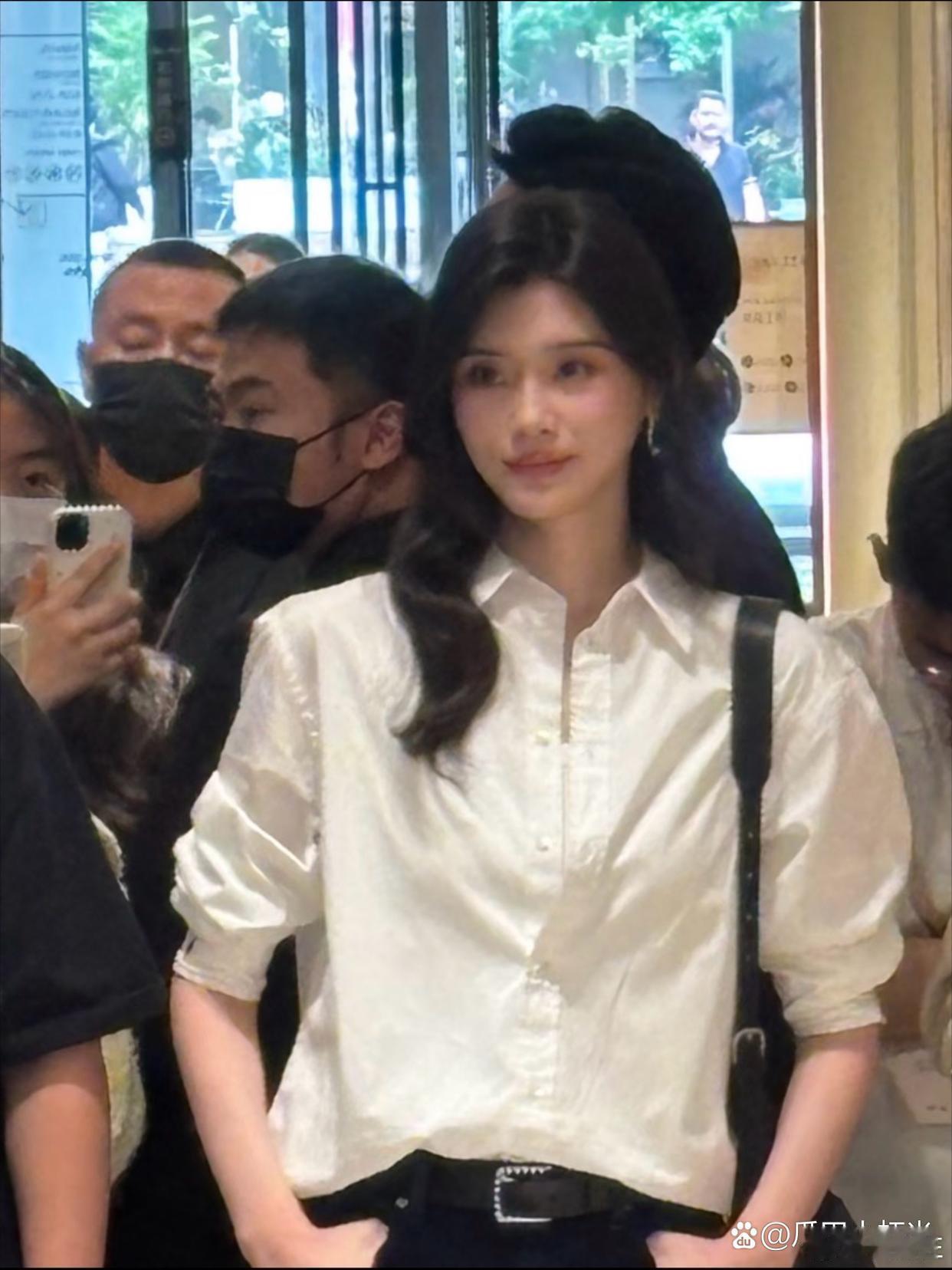 奚梦瑶人群中好突出又高又白又瘦不愧是超模