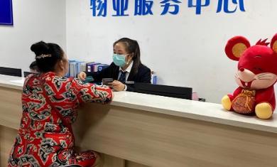 一男子为了安静就买了一小区的一楼，住进新家，前两年按合同老老实实的交一年2800
