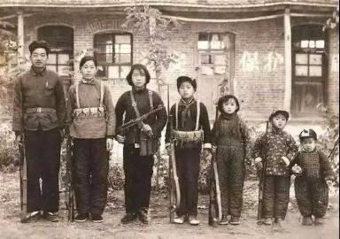 拍摄于1960年的民兵家庭，当时中国全民皆兵到几岁娃娃​​​
