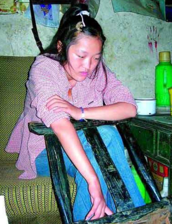 她故意交白卷、以洋洋洒洒8000字的作文抨击“中国式”教育制度，宣泄不满。最终