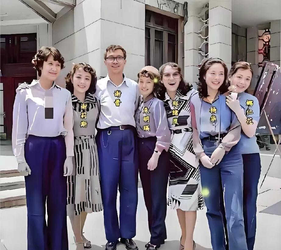 谢晋这张合影里，藏着一位被遗忘的“贵族”。左边那位。是谁？全网问疯了。不