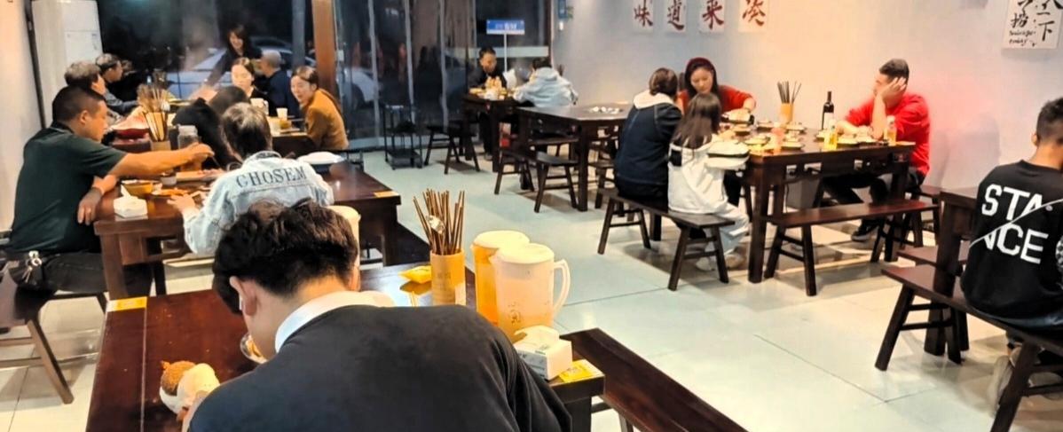 餐饮人得有一颗强大的心脏10月9日，坐标西安。中午我碰到在长庆路那边开火锅店的
