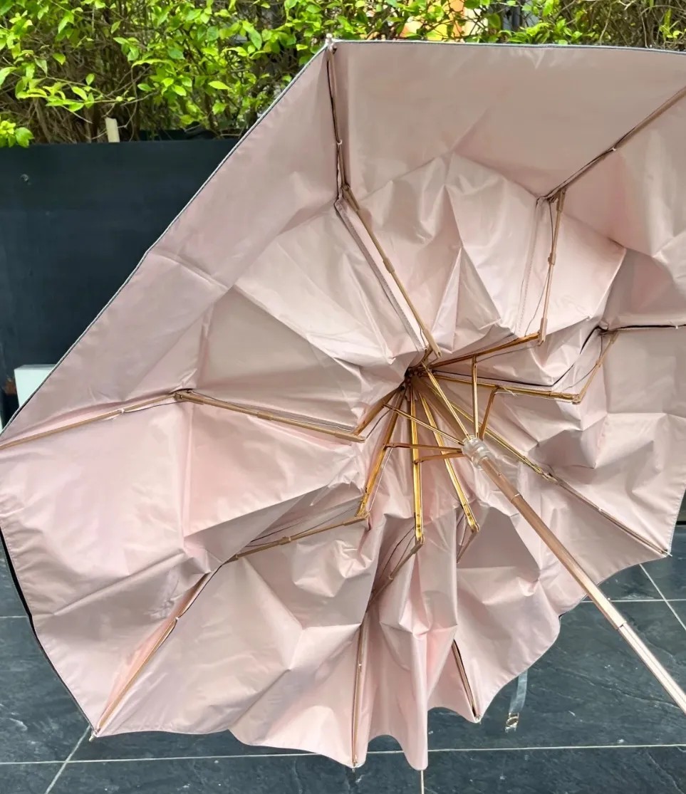 我女儿90后昨天女儿下班回来跟我讲：中午去食堂吃饭，因为在下雨，她把伞放