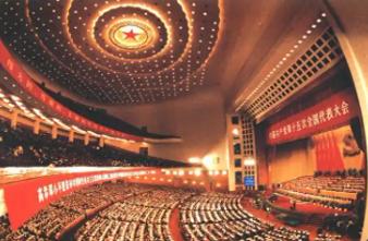 江怡臻说，一脚踏进人民大会堂的大门，整个人立刻就变了。脚刚迈进去，整个人的姿势都