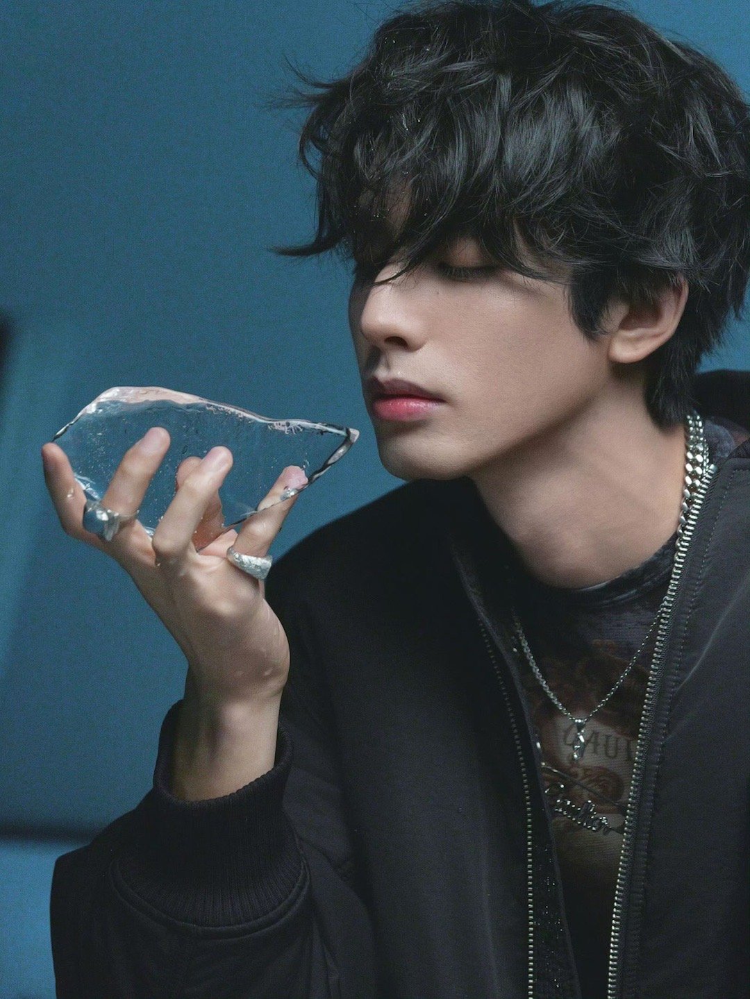 宋威龙露腰血痕妆谁被宋威龙露腰血痕妆帅晕！湿发贴额+冷冽眼神杀，腰线线条绝到犯规