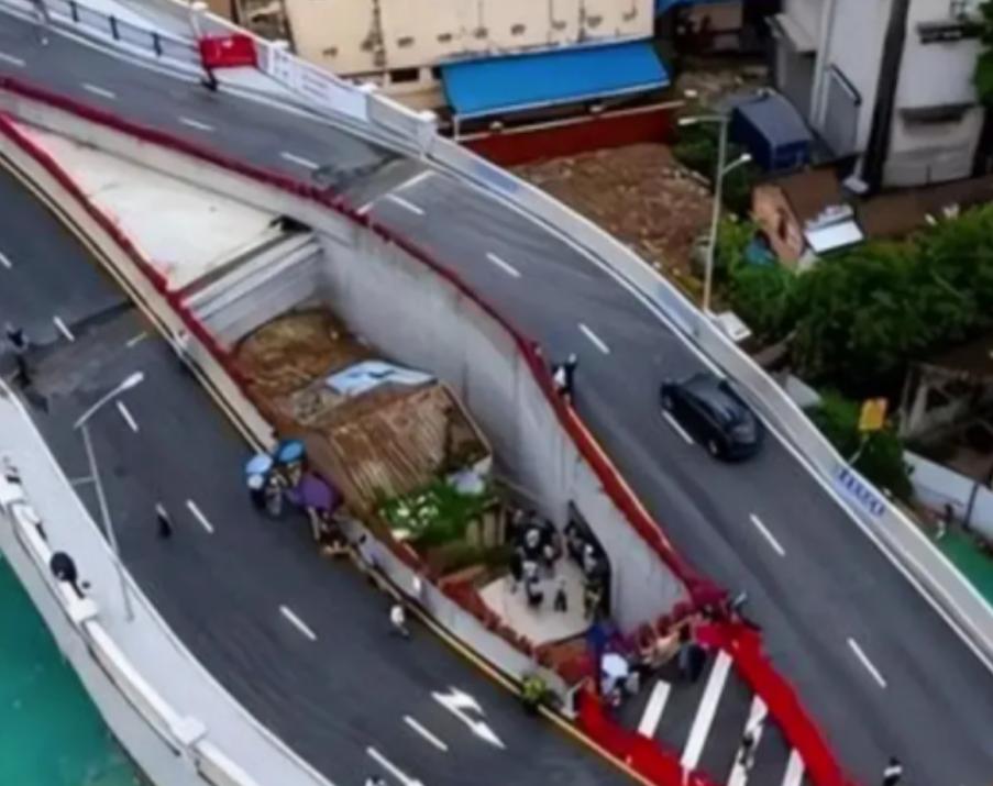 2002年，拒绝20亿赔款，霸占北京主干道七年，谈判七次仍不愿搬离，甚至放出狠话