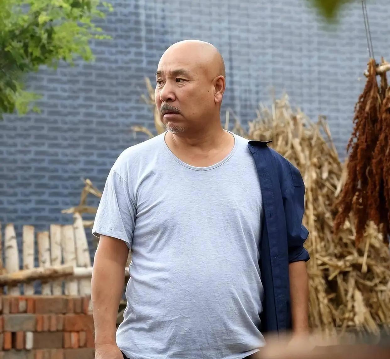 身价千万的顶级老戏骨李幼斌，突然接到了昔日同吃一锅饭的长春话剧院发小兄弟李大强打
