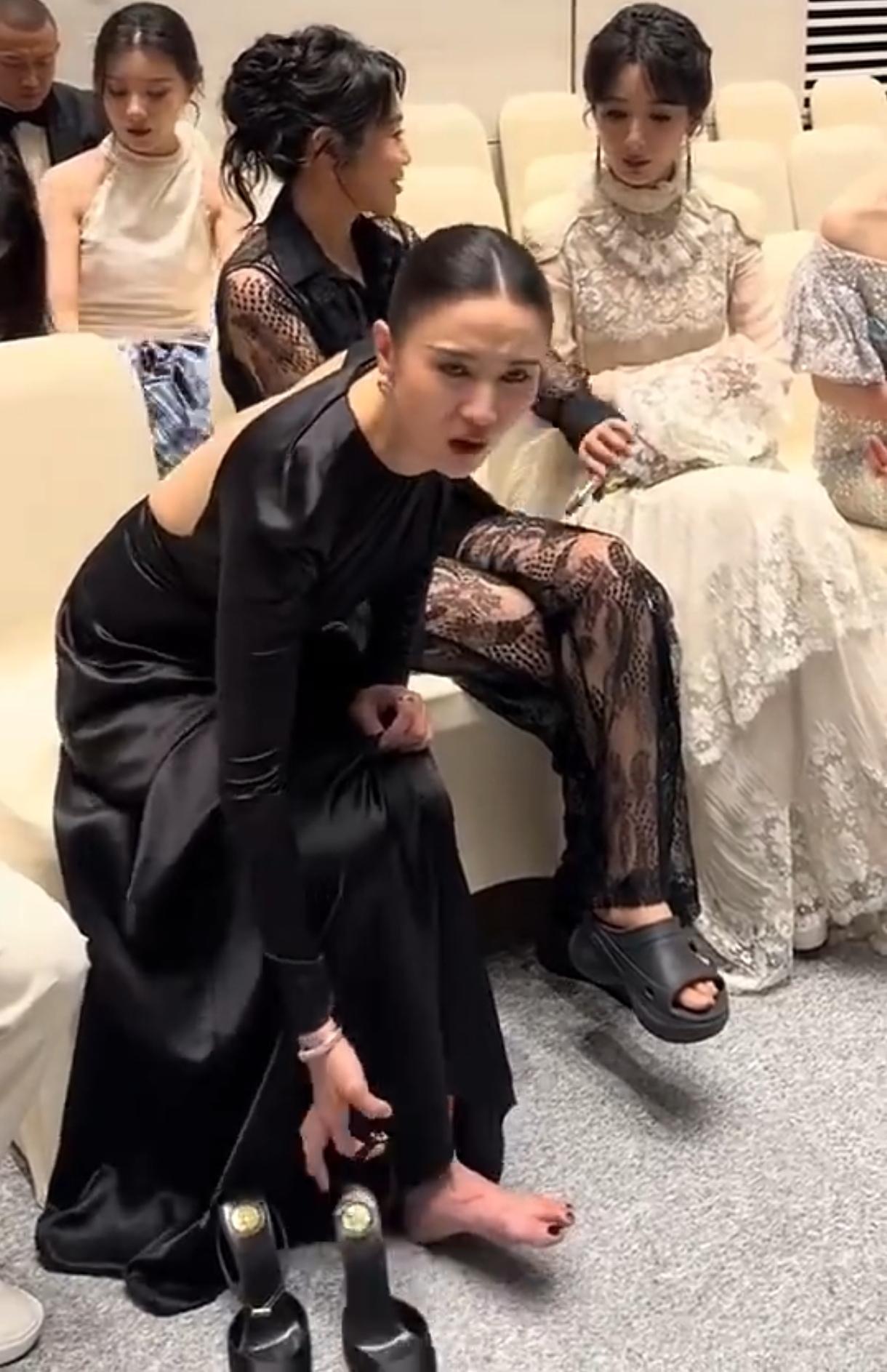 宋佳阿姨太豪爽了，活动现场说真不爱穿高跟鞋，直接把高跟鞋脱了！高跟